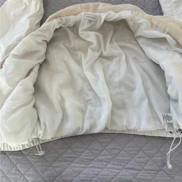 PacSun Women's Cream and Tan Cropped Bomber Jacket - Picture 7 of 8